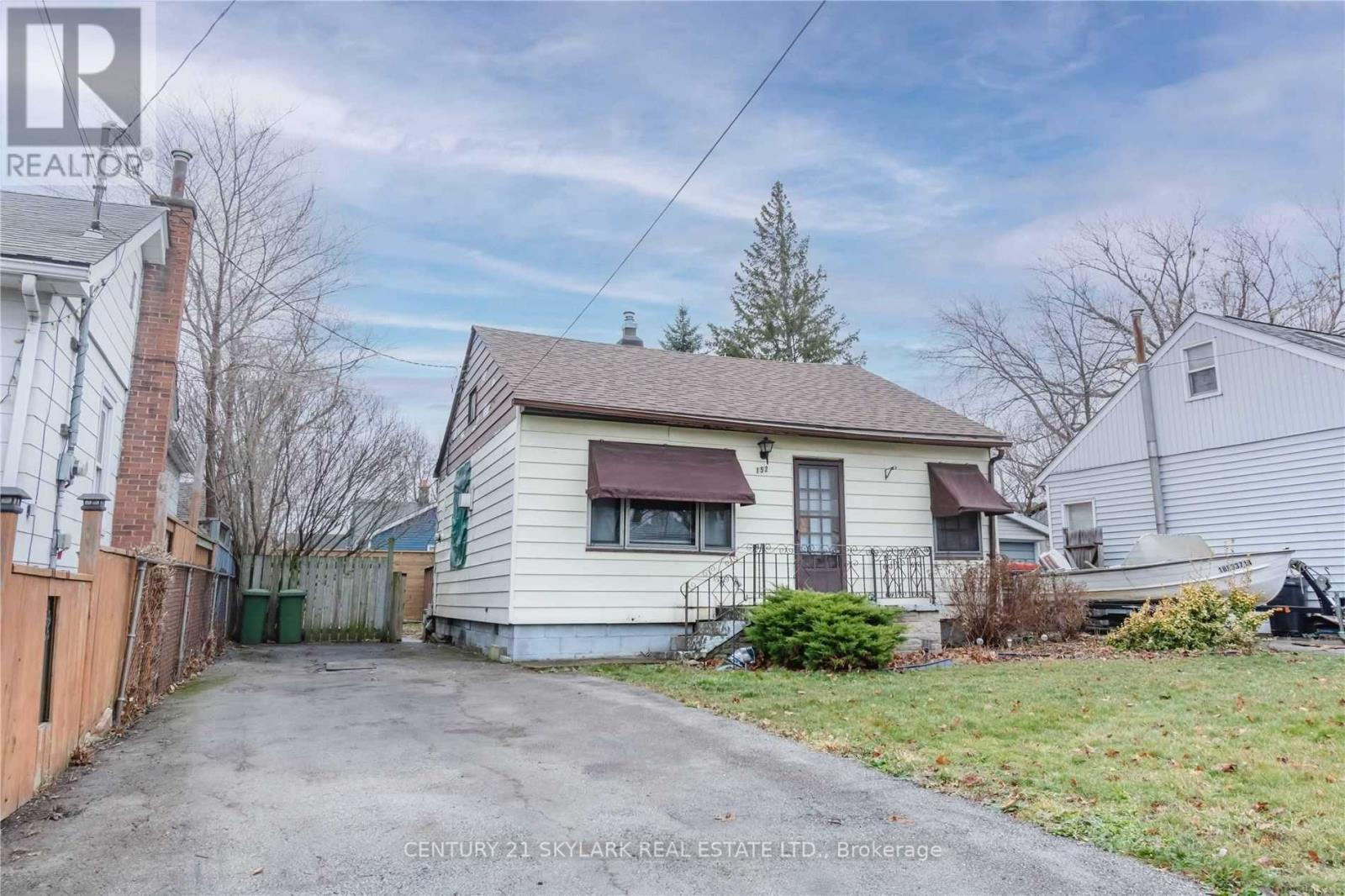 <h3>$2,550<small> Monthly</small></h3><p>152 Selkirk Avenue, Hamilton, Ontario</p>