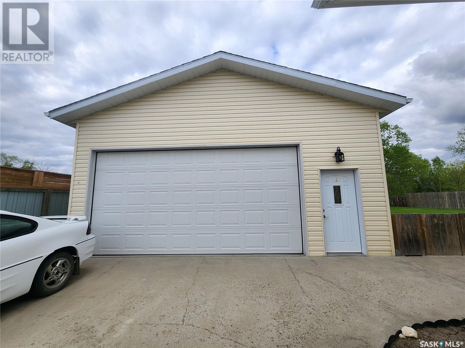 225 3rd Street, North Weyburn, Saskatchewan  S0C 1X0 - Photo 2 - SK970235