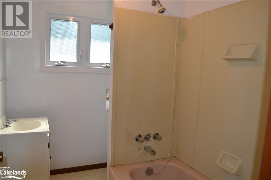 4 Macfarlane Street, Parry Sound, Ontario  P2A 2N2 - Photo 10 - 40593496