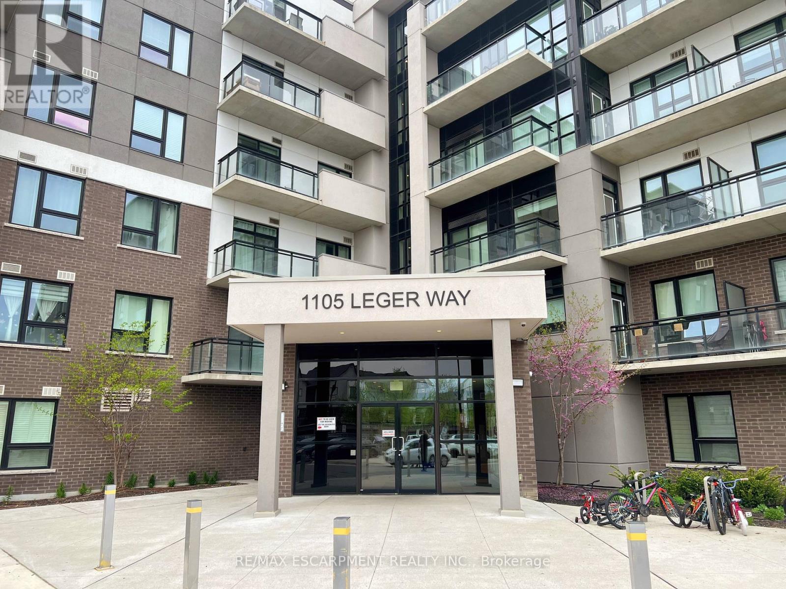<h3>$2,350<small> Monthly</small></h3><p>527 - 1105 Leger Way, Milton, Ontario</p>