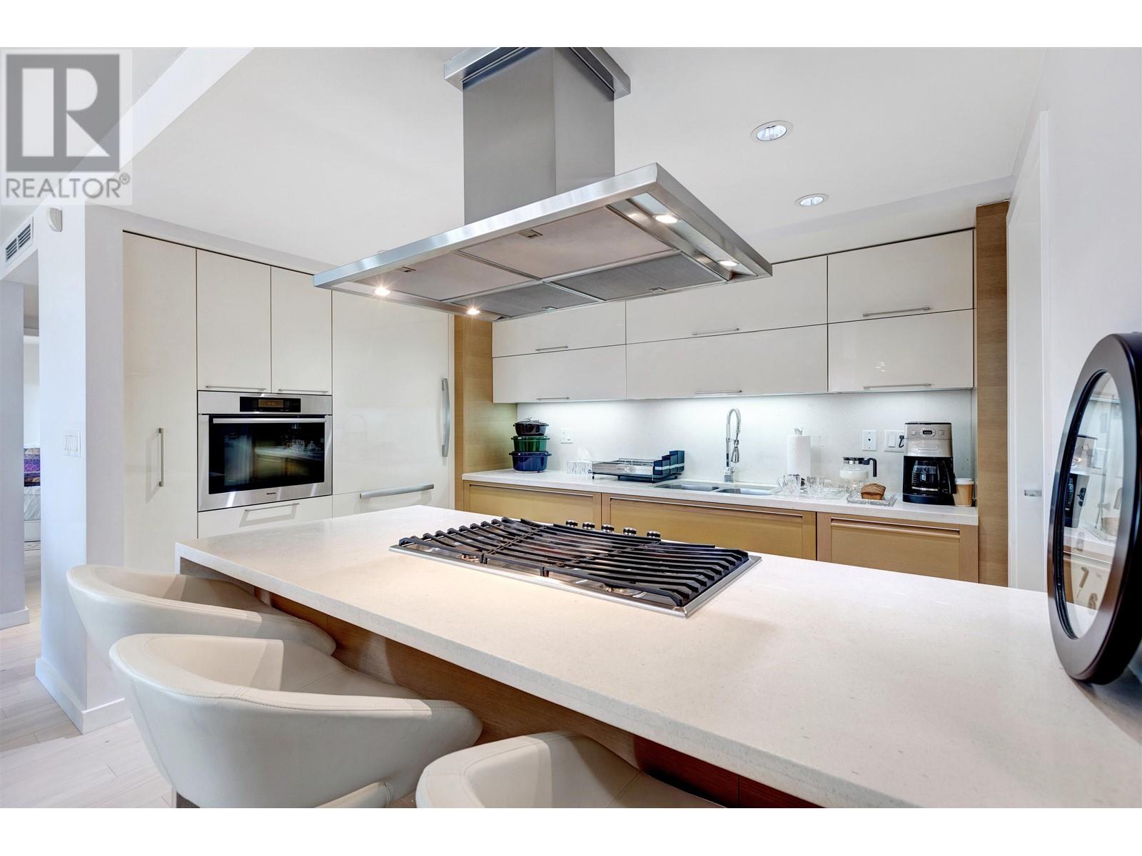 305 8 Smithe Mews, Vancouver, British Columbia  V6B 0A5 - Photo 3 - R2886454
