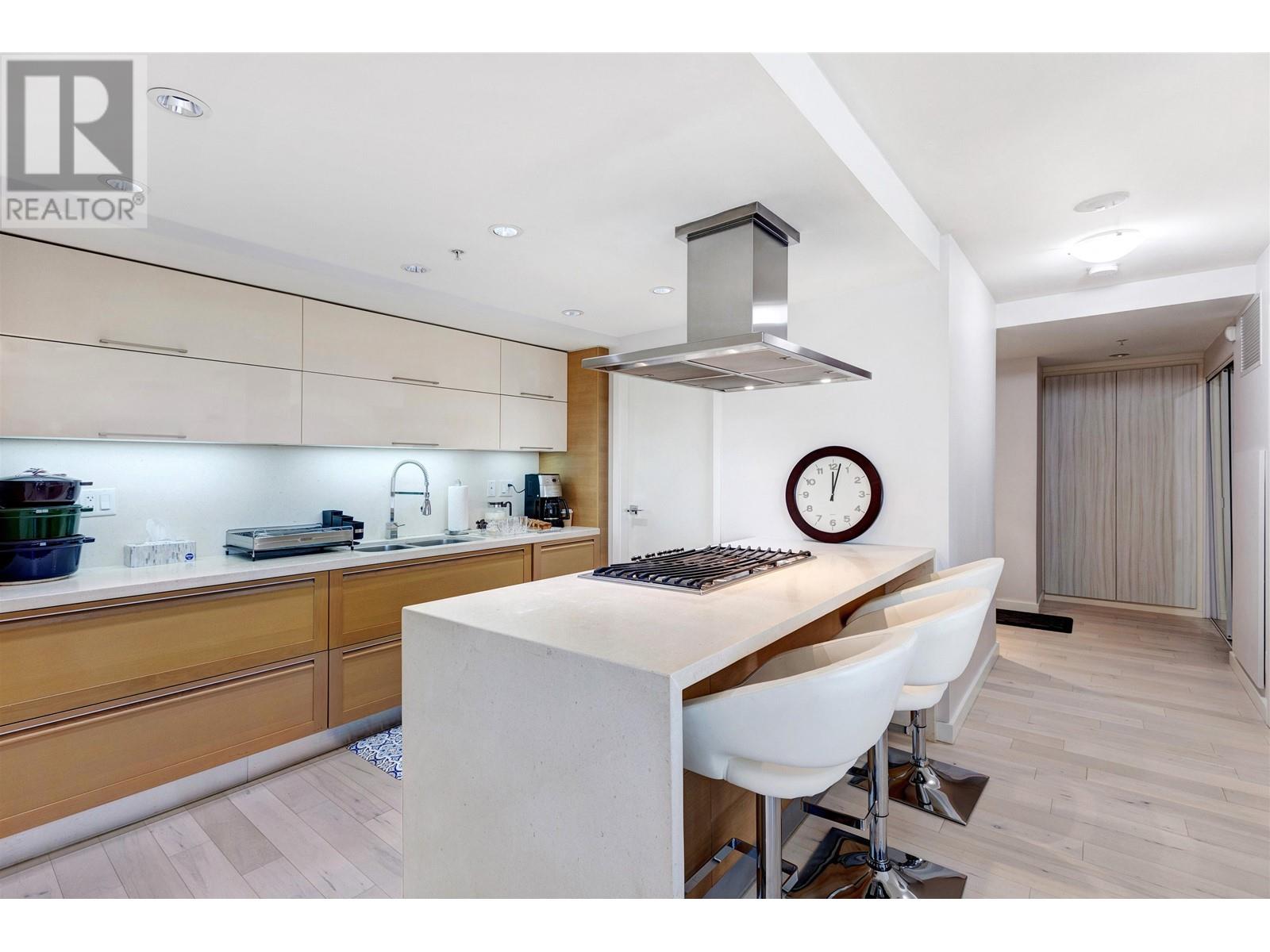 305 8 Smithe Mews, Vancouver, British Columbia  V6B 0A5 - Photo 5 - R2886454