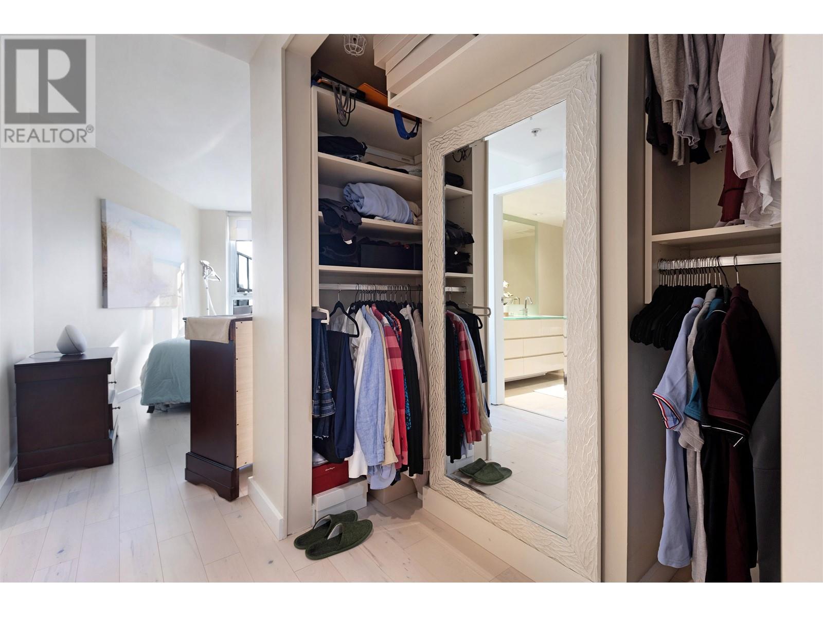 305 8 Smithe Mews, Vancouver, British Columbia  V6B 0A5 - Photo 16 - R2886454
