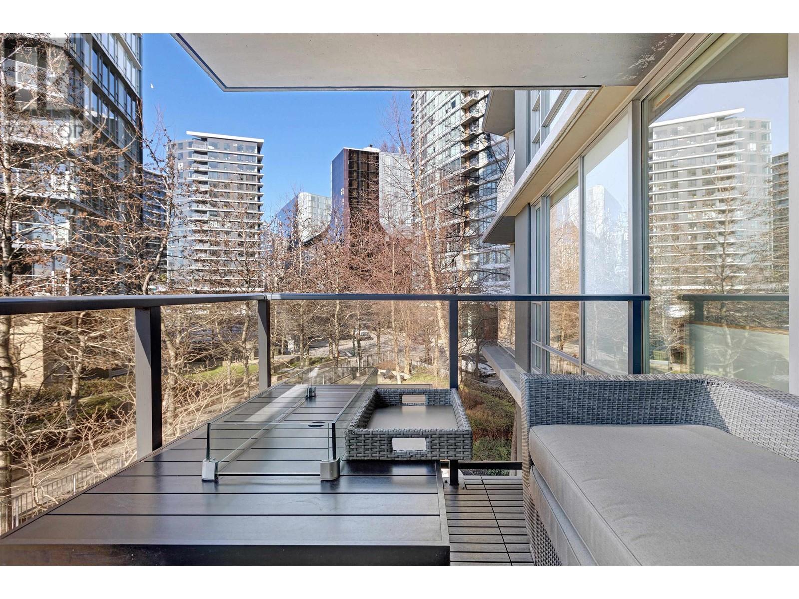305 8 Smithe Mews, Vancouver, British Columbia  V6B 0A5 - Photo 11 - R2886454