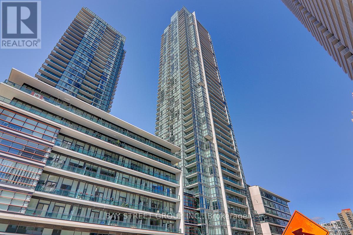 <h3>$3,400<small> Monthly</small></h3><p>3609 - 4070 Confederation Parkway, Mississauga, Ontario</p>