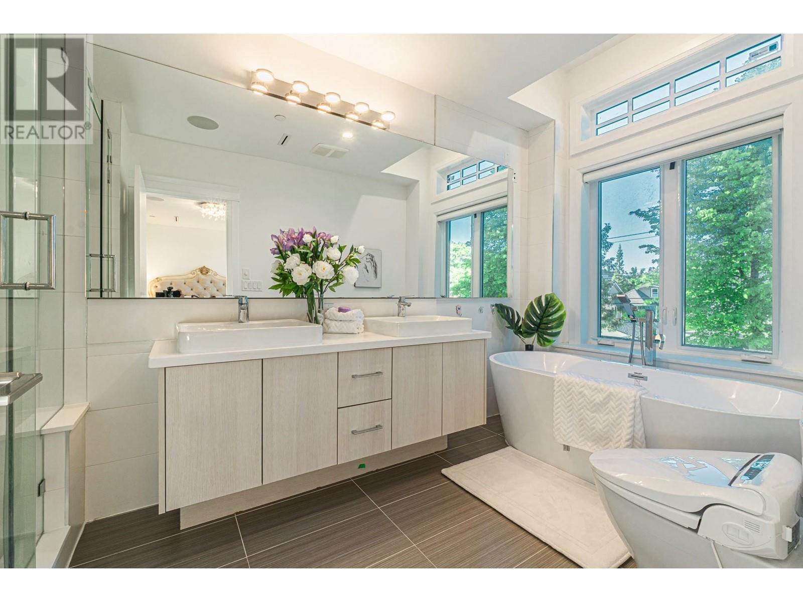 Listing Picture 16 of 28 : 3908 W 17TH AVENUE, Vancouver / 溫哥華 - 魯藝地產 Yvonne Lu Group - MLS Medallion Club Member