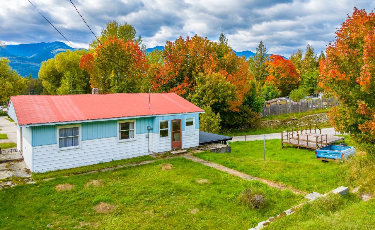 1537 Russel Avenue, Riondel, British Columbia  V0B 2B0 - Photo 4 - 2477221