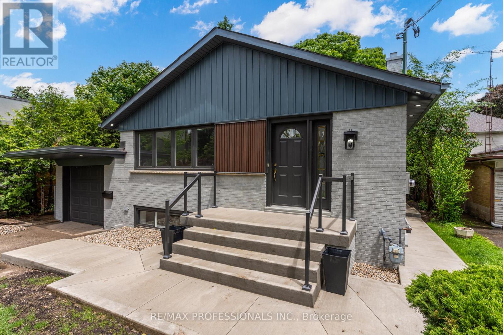 <h3>$3,000<small> Monthly</small></h3><p>Lower - 23 Appledale Road, Toronto, Ontario</p>