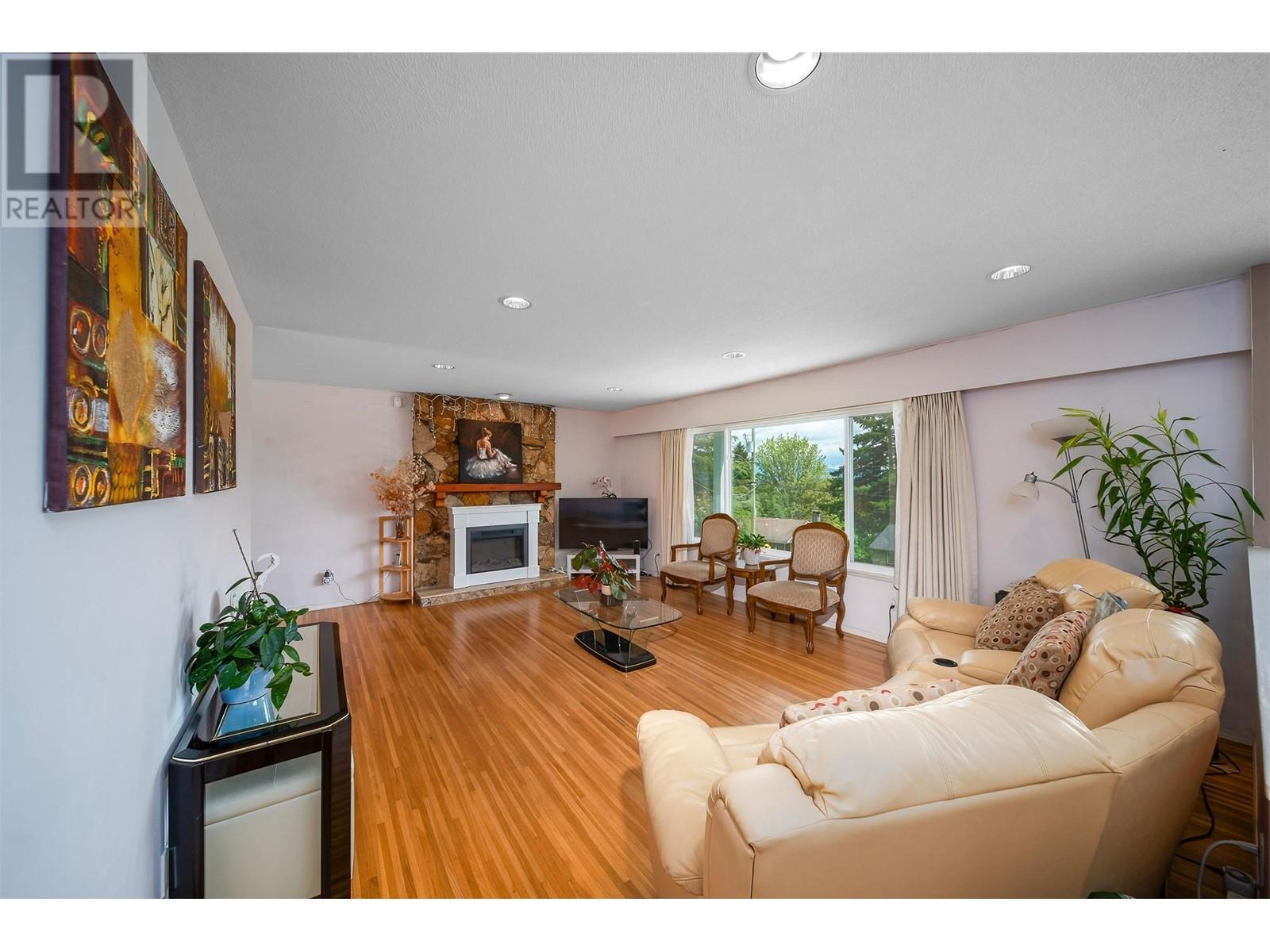 1460 Columbia Avenue, Port Coquitlam, British Columbia  V3C 1C3 - Photo 2 - R2885484