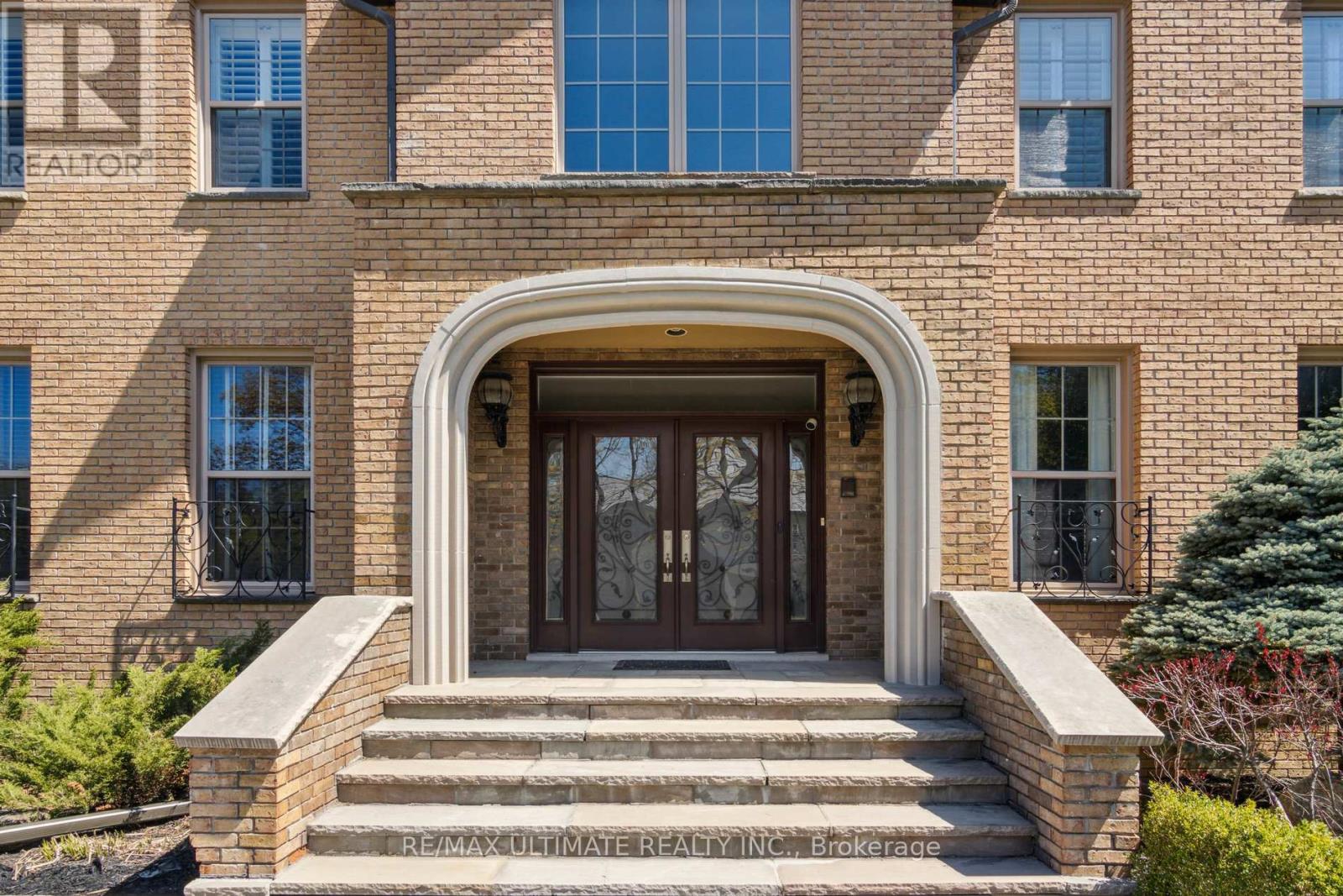 1 Versailles Court, Toronto (Banbury-Don Mills), Ontario  M3B 2A8 - Photo 2 - C8324606