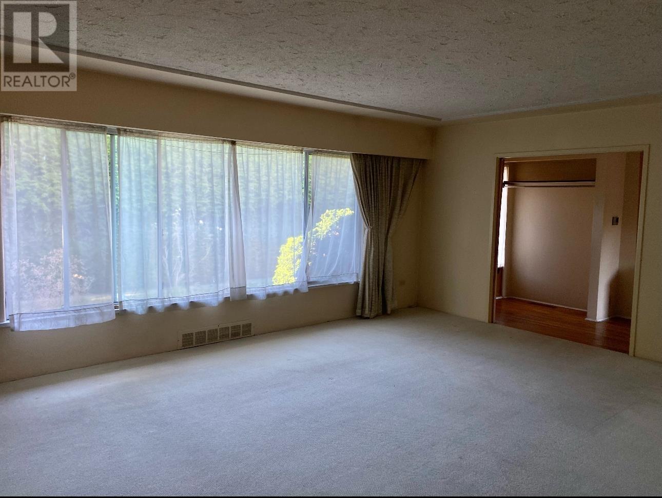 Listing Picture 4 of 10 : 8280 FRANCIS ROAD, Richmond / 烈治文 - 魯藝地產 Yvonne Lu Group - MLS Medallion Club Member