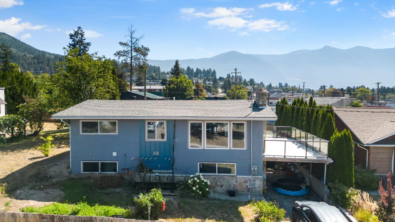 132 14th Avenue N, Creston, British Columbia  V0B 1G0 - Photo 1 - 2477314