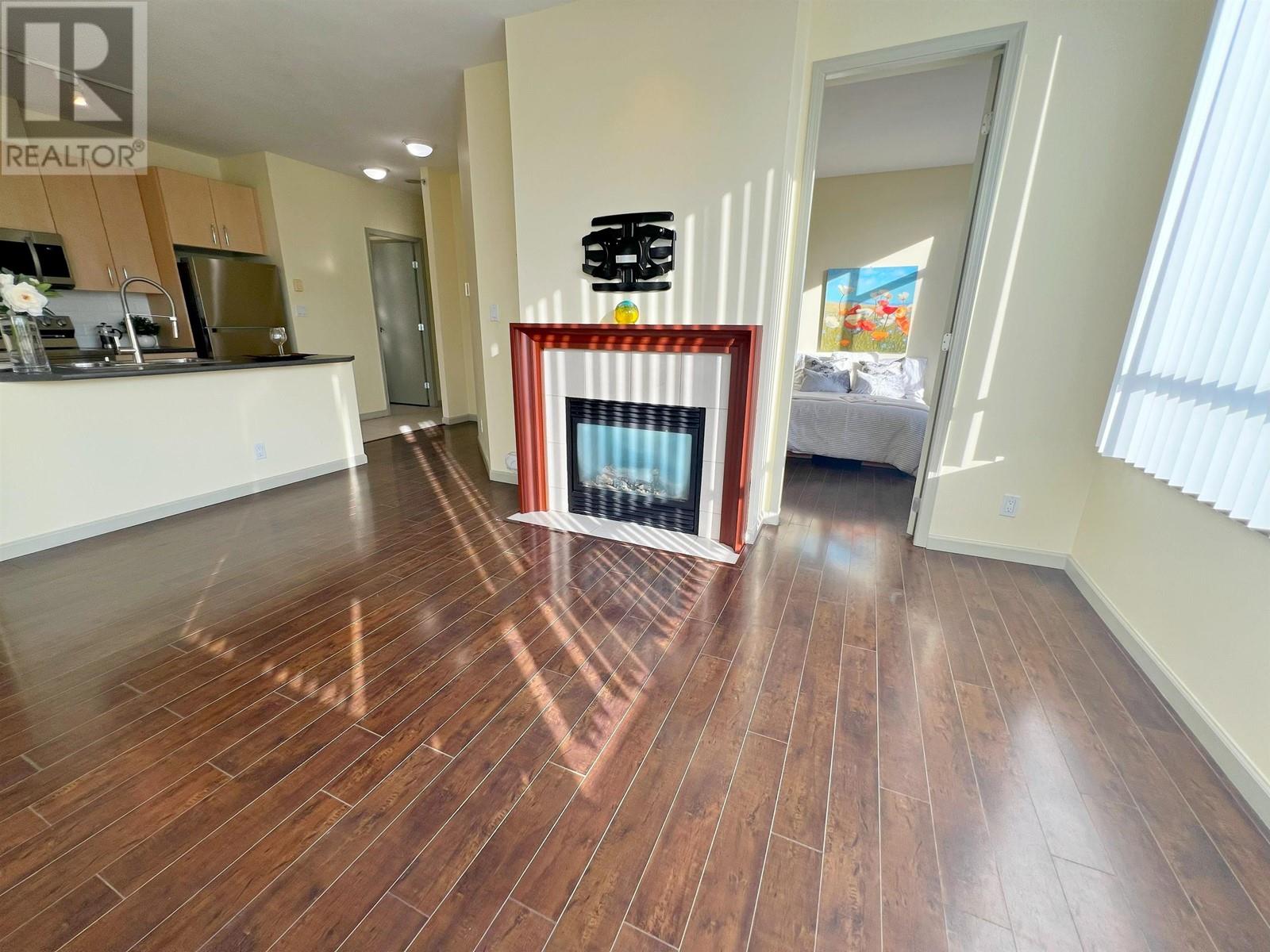 Listing Picture 4 of 16 : 305 7368 SANDBORNE AVENUE, Burnaby / 本拿比 - 魯藝地產 Yvonne Lu Group - MLS Medallion Club Member