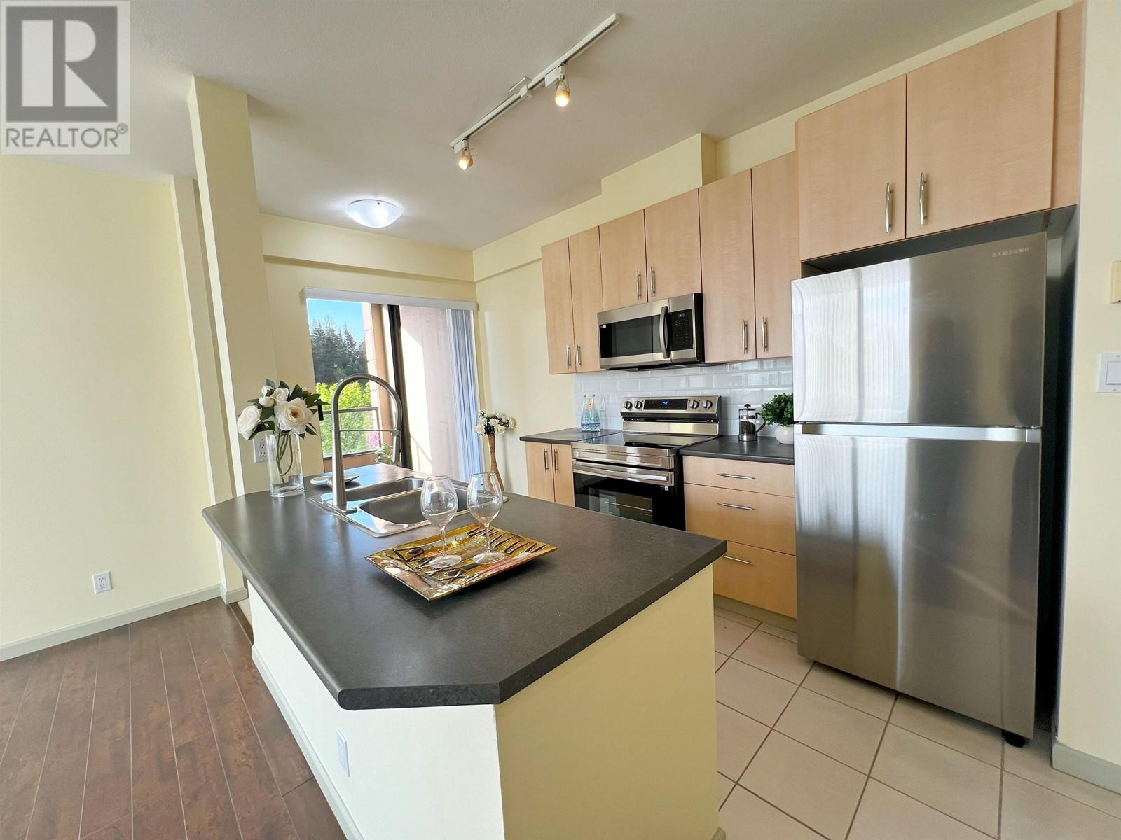 Listing Picture 8 of 16 : 305 7368 SANDBORNE AVENUE, Burnaby / 本拿比 - 魯藝地產 Yvonne Lu Group - MLS Medallion Club Member