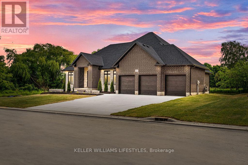 52 East Glen Drive, Lambton Shores, Ontario  N0M 1B0 - Photo 2 - X8393502