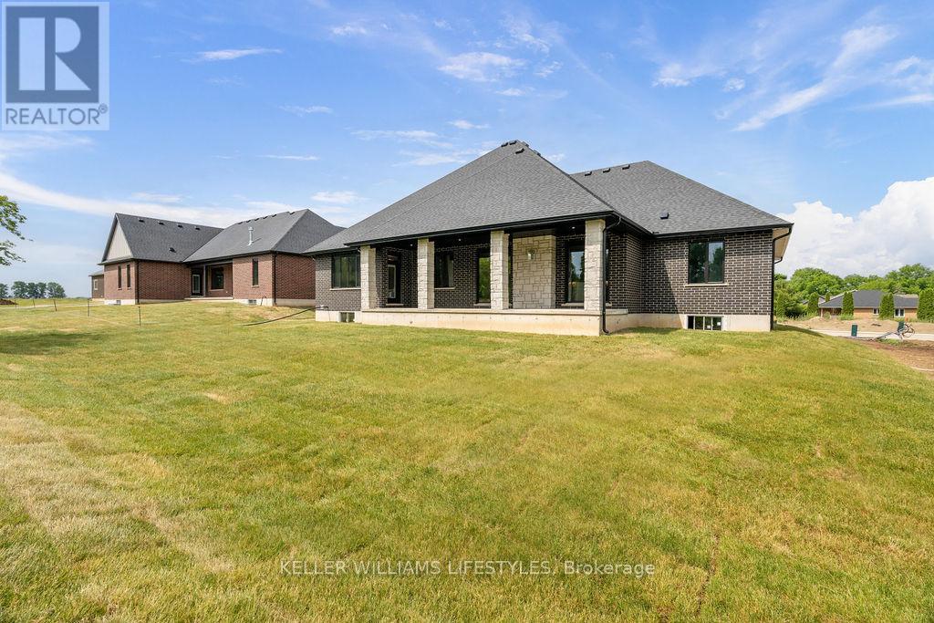 52 East Glen Drive, Lambton Shores, Ontario  N0M 1B0 - Photo 6 - X8393502