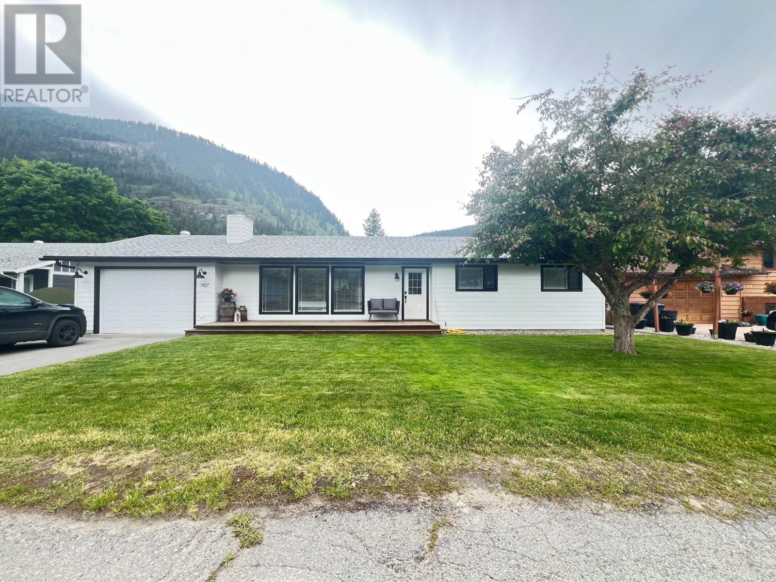 1107 BEACH PLACE, chase, British Columbia