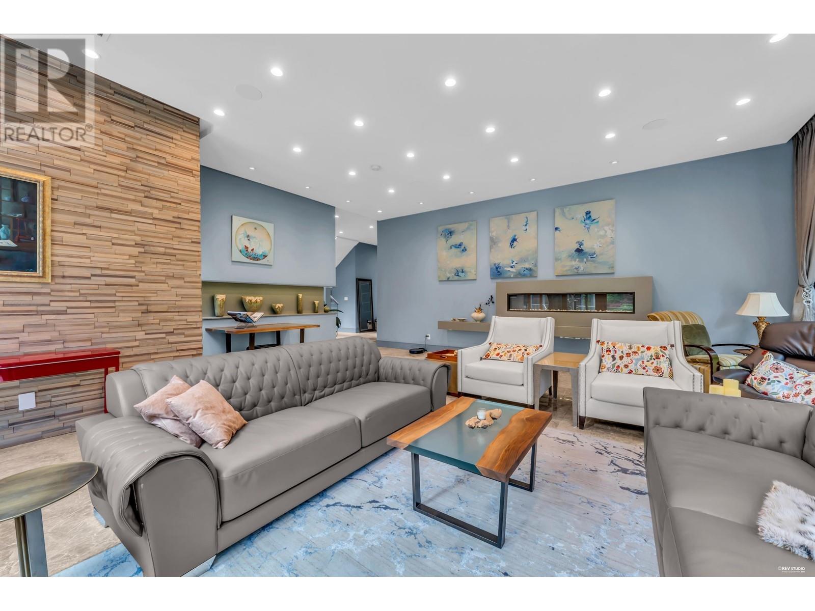 Property at 340 SOUTHBOROUGH DRIVE image 4