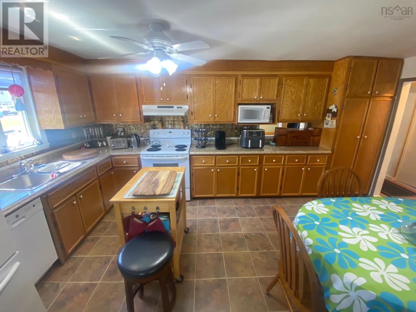 10 Lakeview Drive, St. Peter's, Nova Scotia  B0E 3B0 - Photo 9 - 202412509