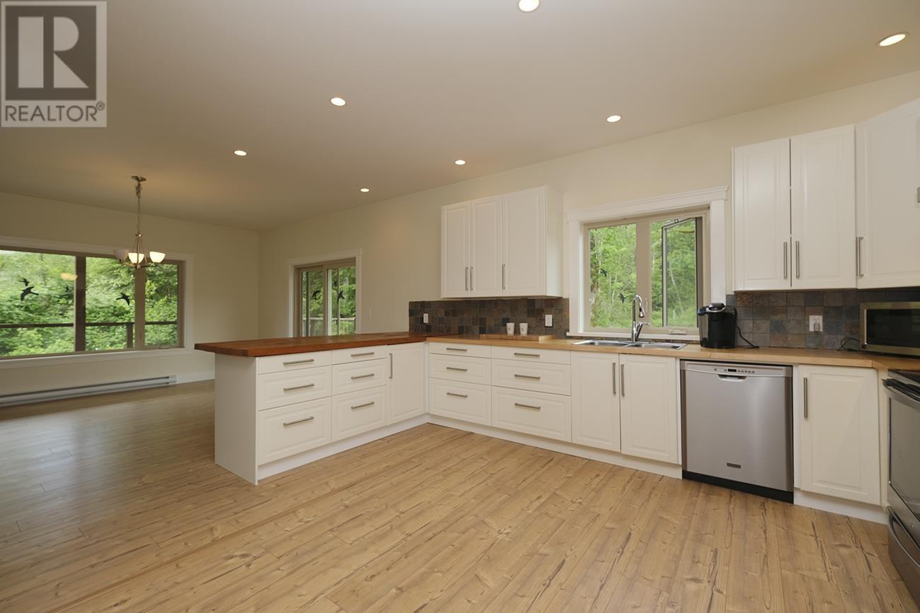 1900 Port Mellon Highway, Gibsons, British Columbia  V0N 1V6 - Photo 15 - R2890170