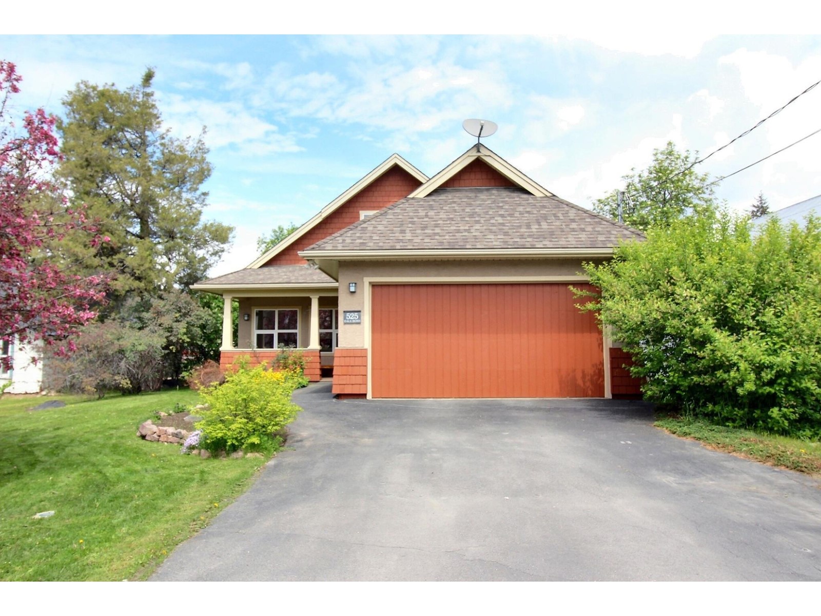 525 8TH STREET S, golden, British Columbia