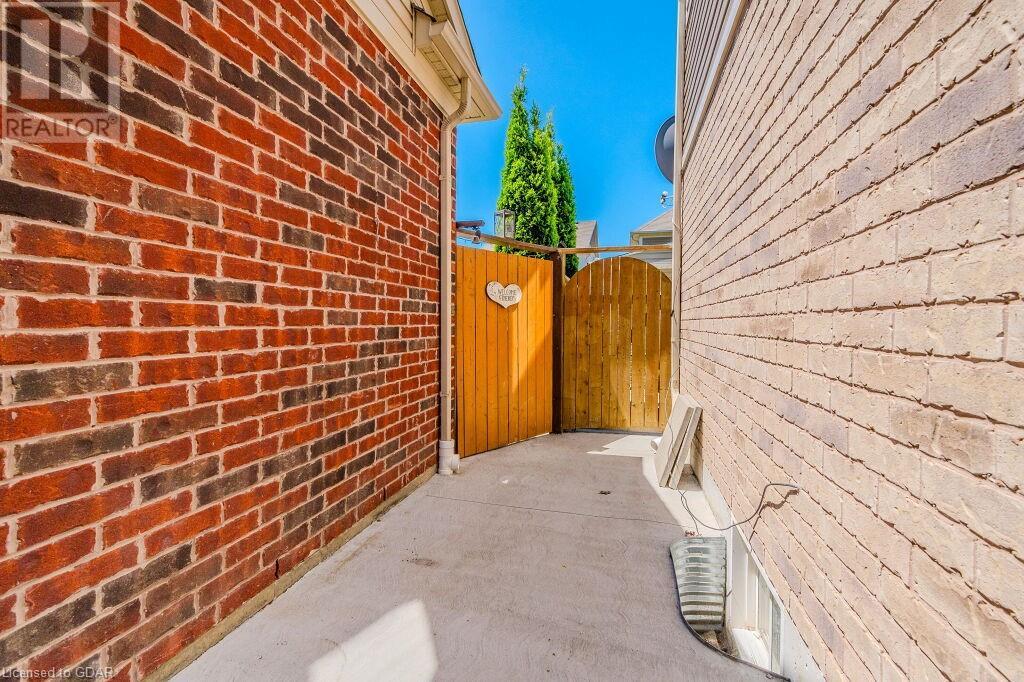 Image of property at 73 HOLLAND Circle