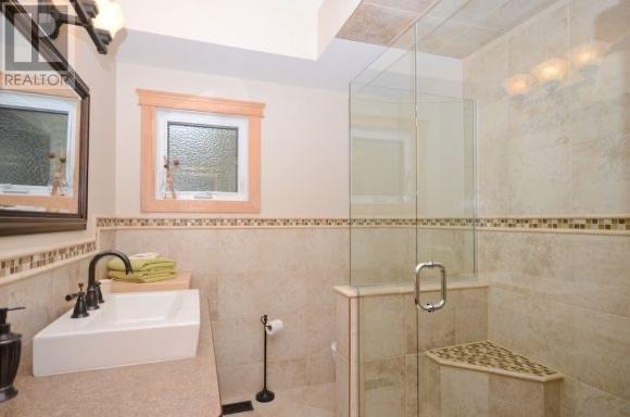 Property at 3005 26 Street image 4
