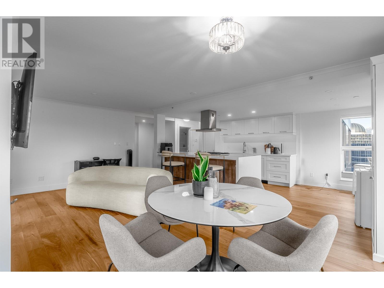 2203 837 W HASTINGS STREET, Vancouver, British Columbia One Percent