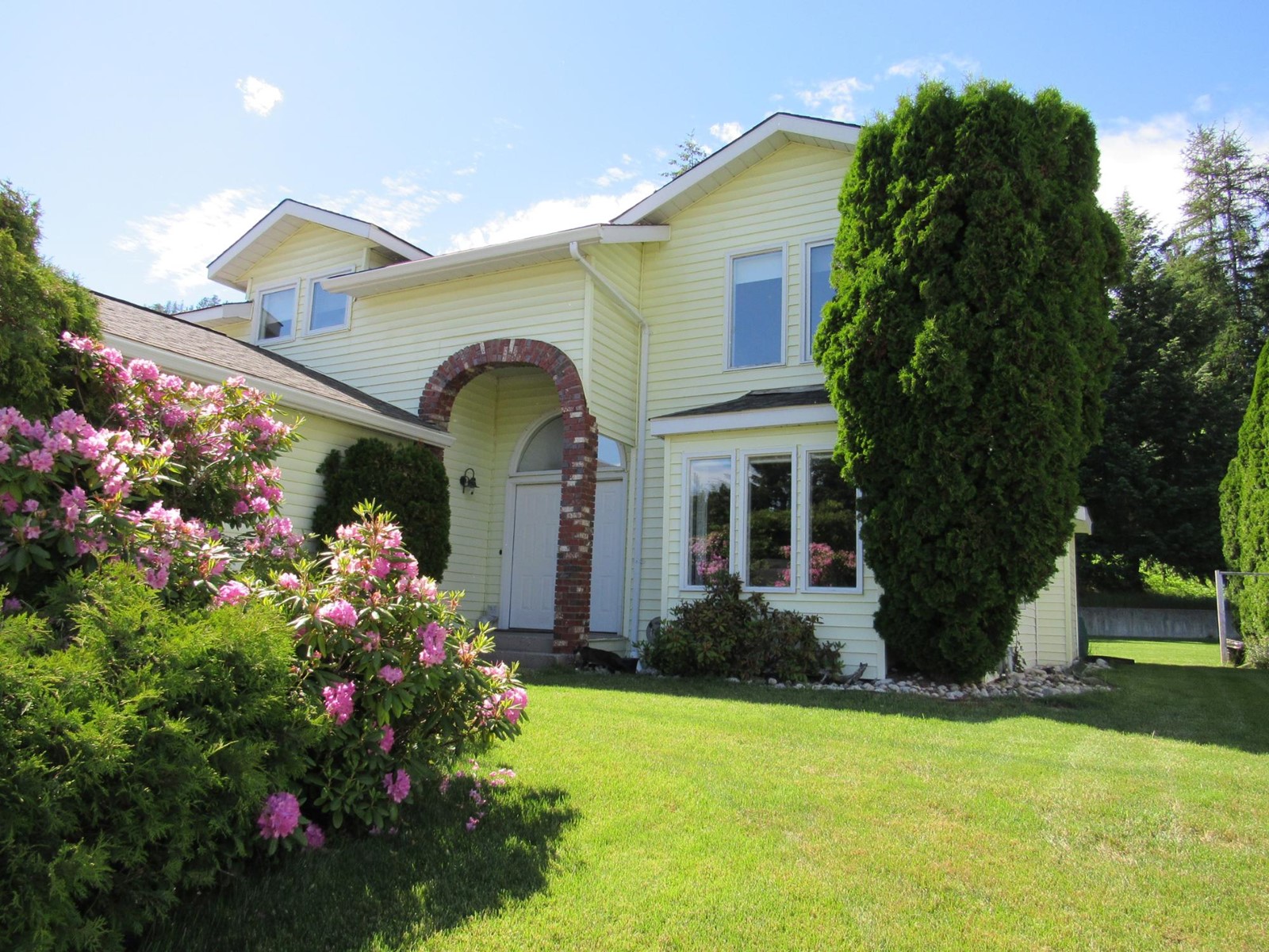 3404 Windsor Place, Castlegar, British Columbia V1N 4E2 (27011475