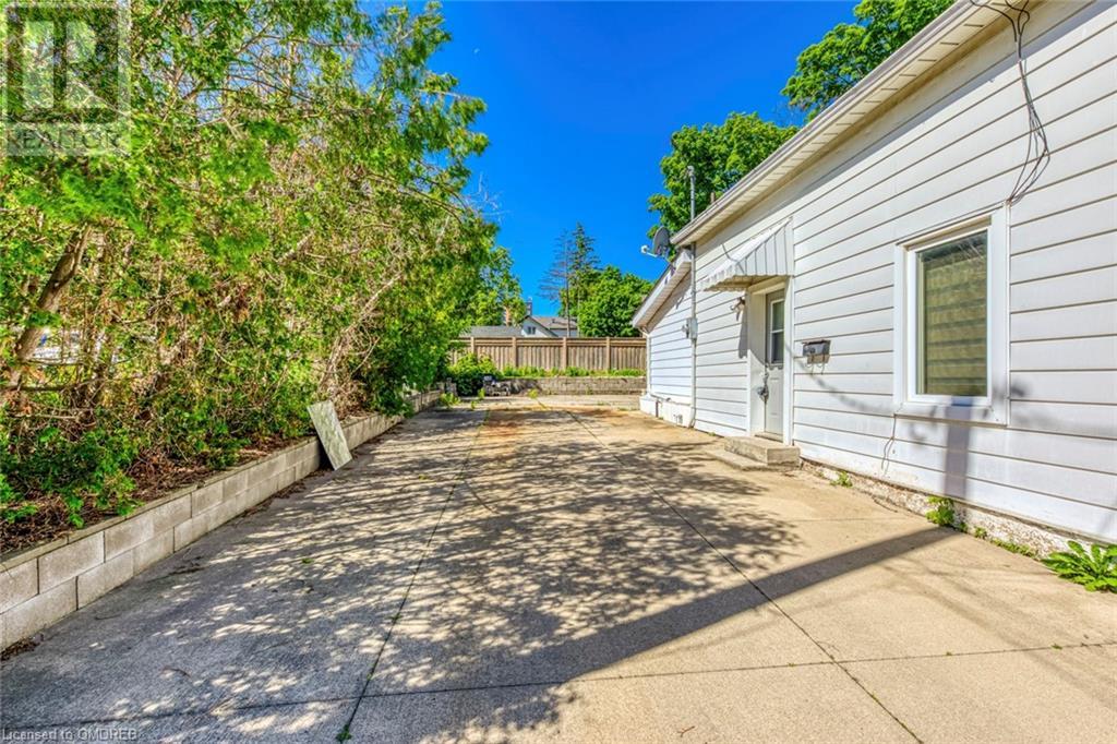 10 Flamboro Street, Waterdown, Ontario  L9H 4Z3 - Photo 3 - 40602796