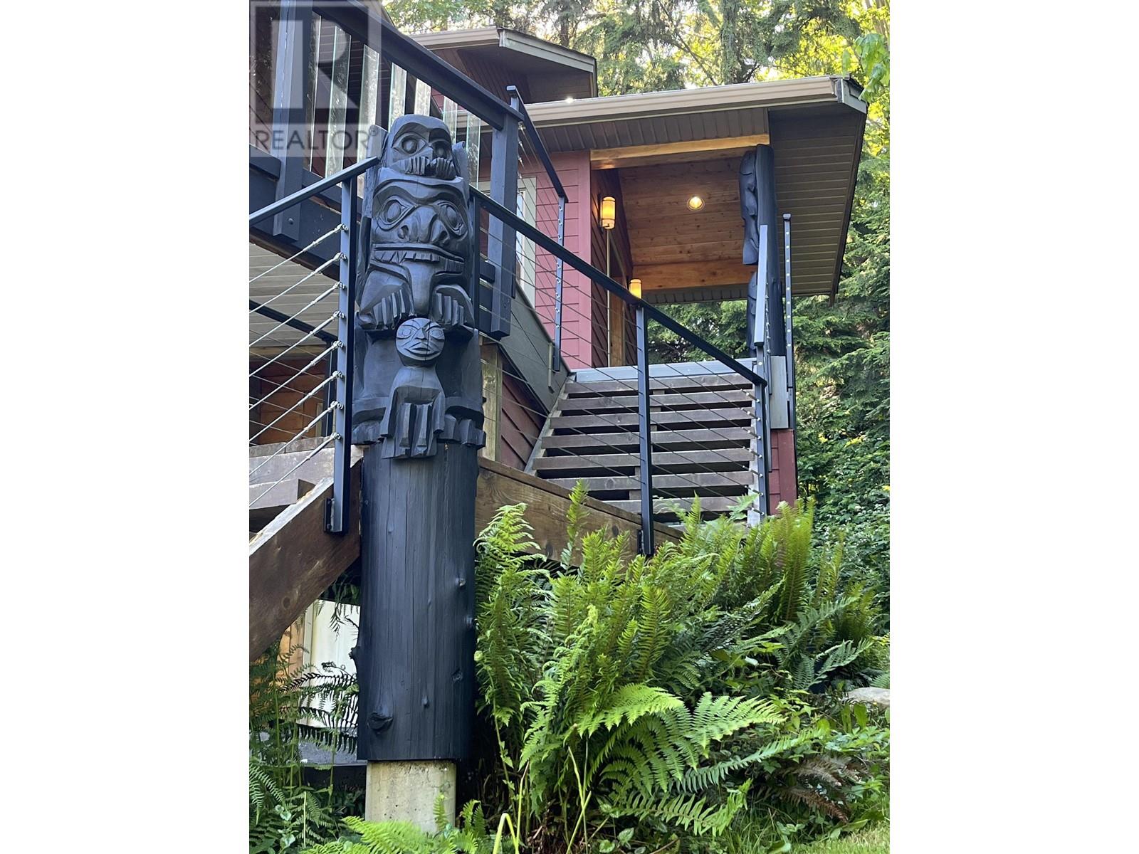 1861 North Road, Gibsons, British Columbia  V0N 1V1 - Photo 3 - R2892344