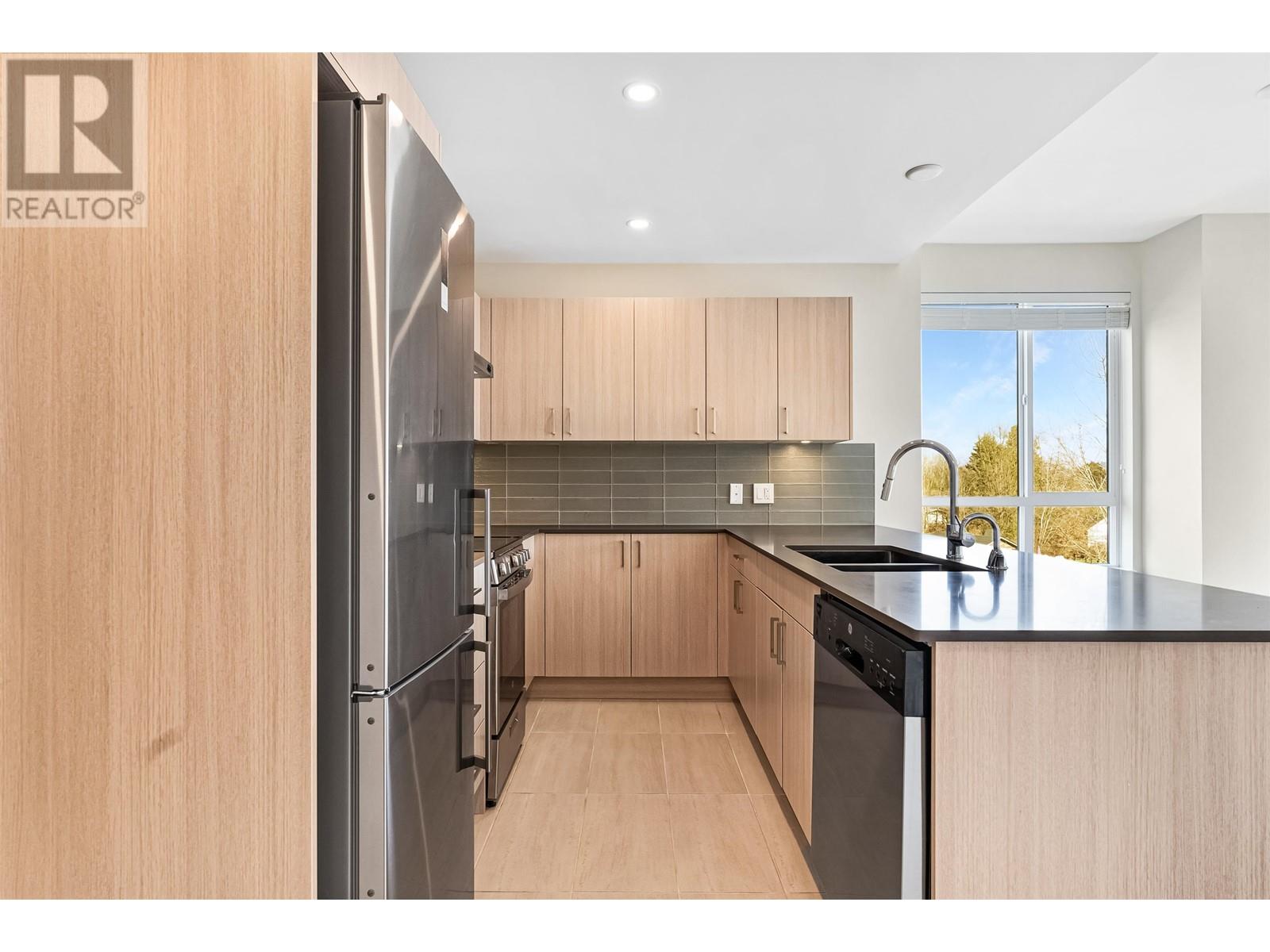 Listing Picture 3 of 32 : 302 23100 GARRIPIE AVENUE, Richmond / 烈治文 - 魯藝地產 Yvonne Lu Group - MLS Medallion Club Member