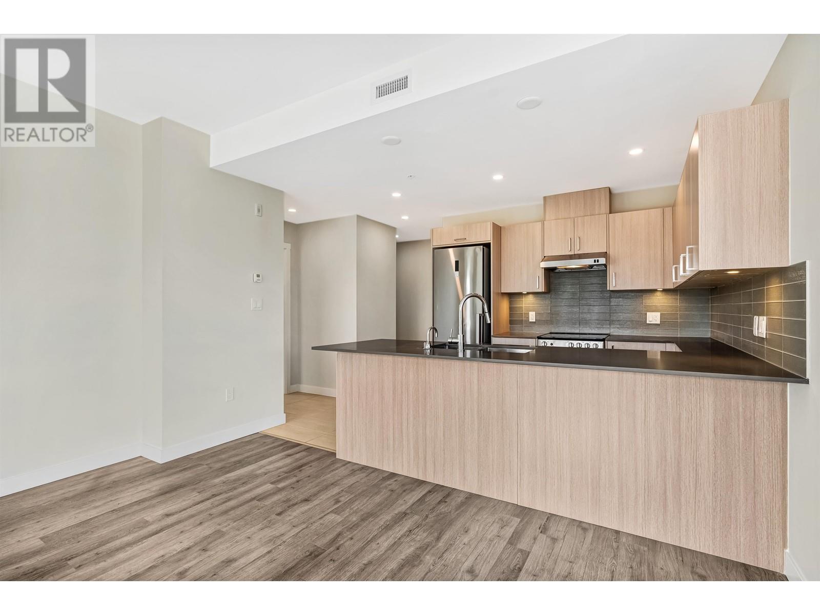 Listing Picture 5 of 32 : 302 23100 GARRIPIE AVENUE, Richmond / 烈治文 - 魯藝地產 Yvonne Lu Group - MLS Medallion Club Member