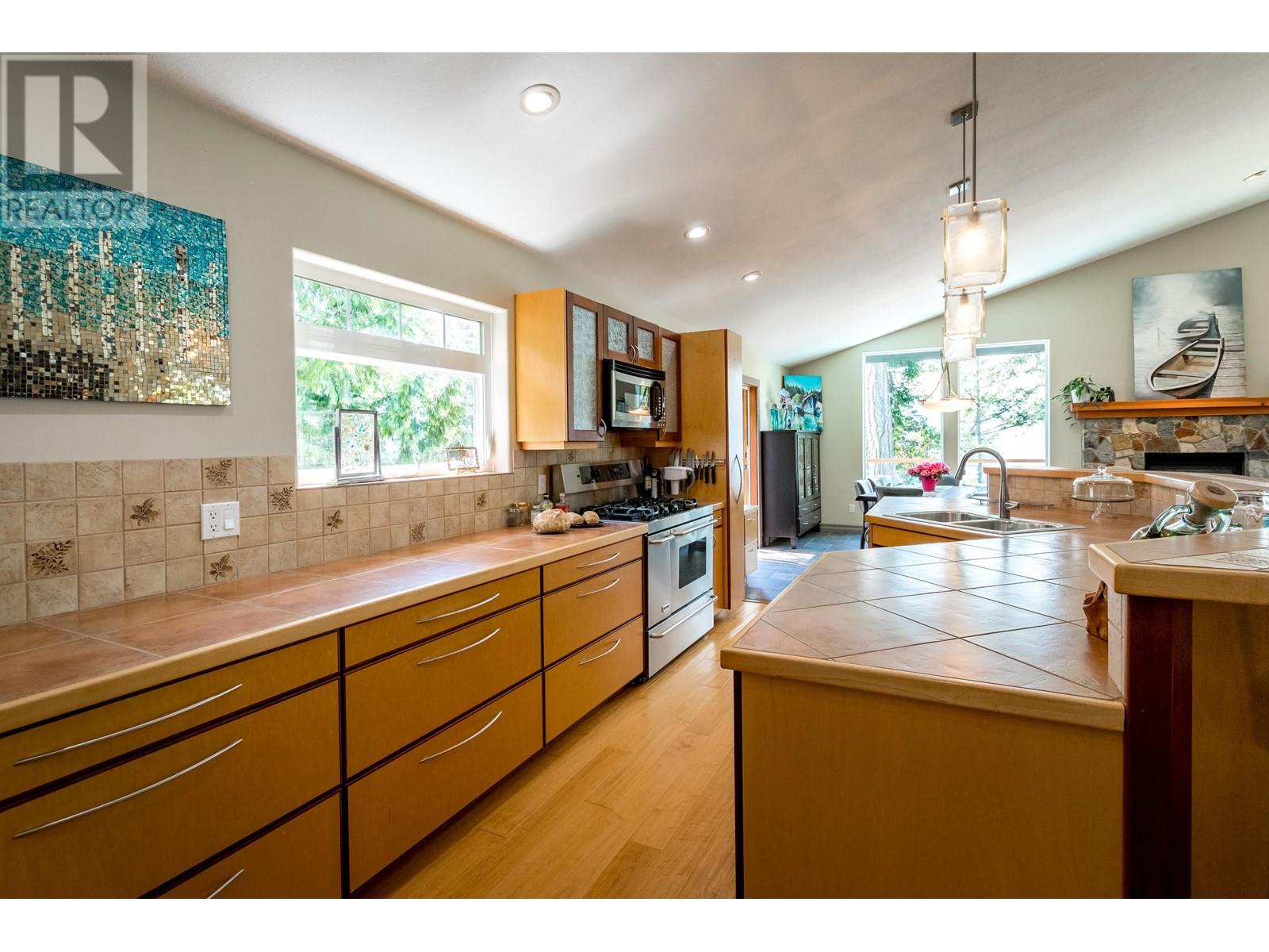 4224 Packalen Boulevard, Garden Bay, British Columbia  V0N 1S1 - Photo 10 - R2892255