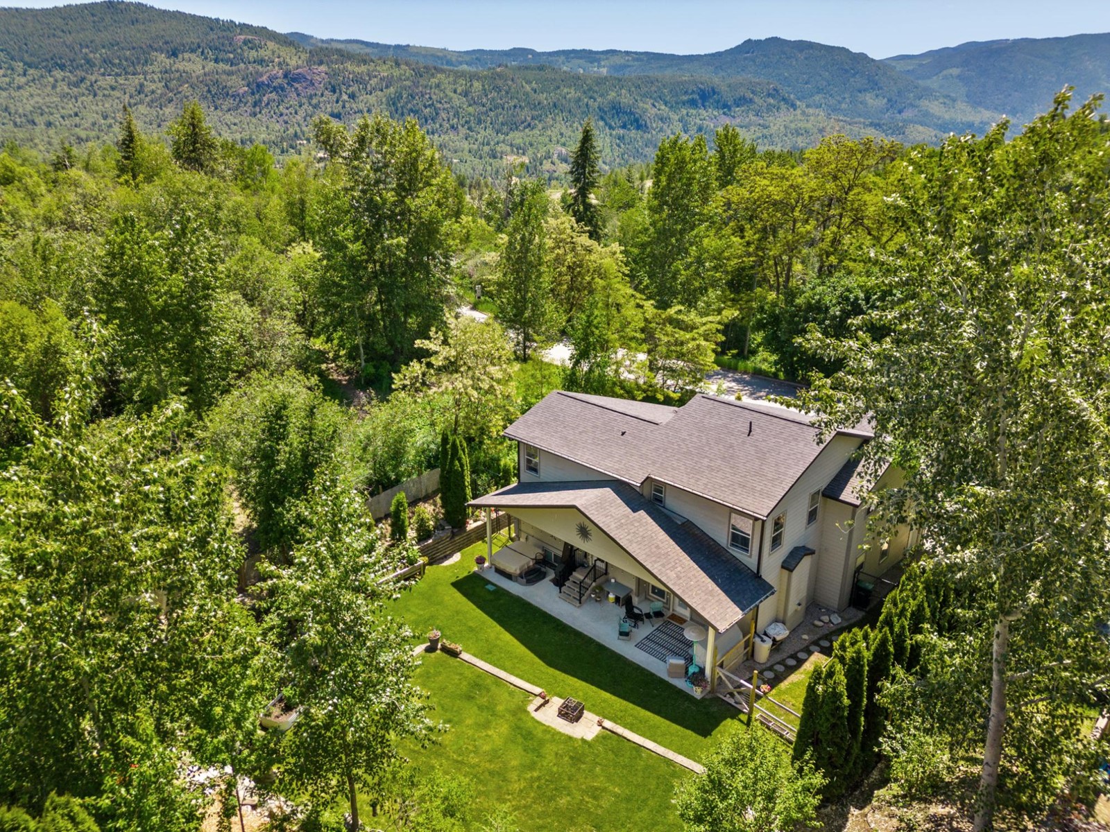 1371 37th Street, Castlegar, British Columbia  V1N 3N2 - Photo 2 - 2477636