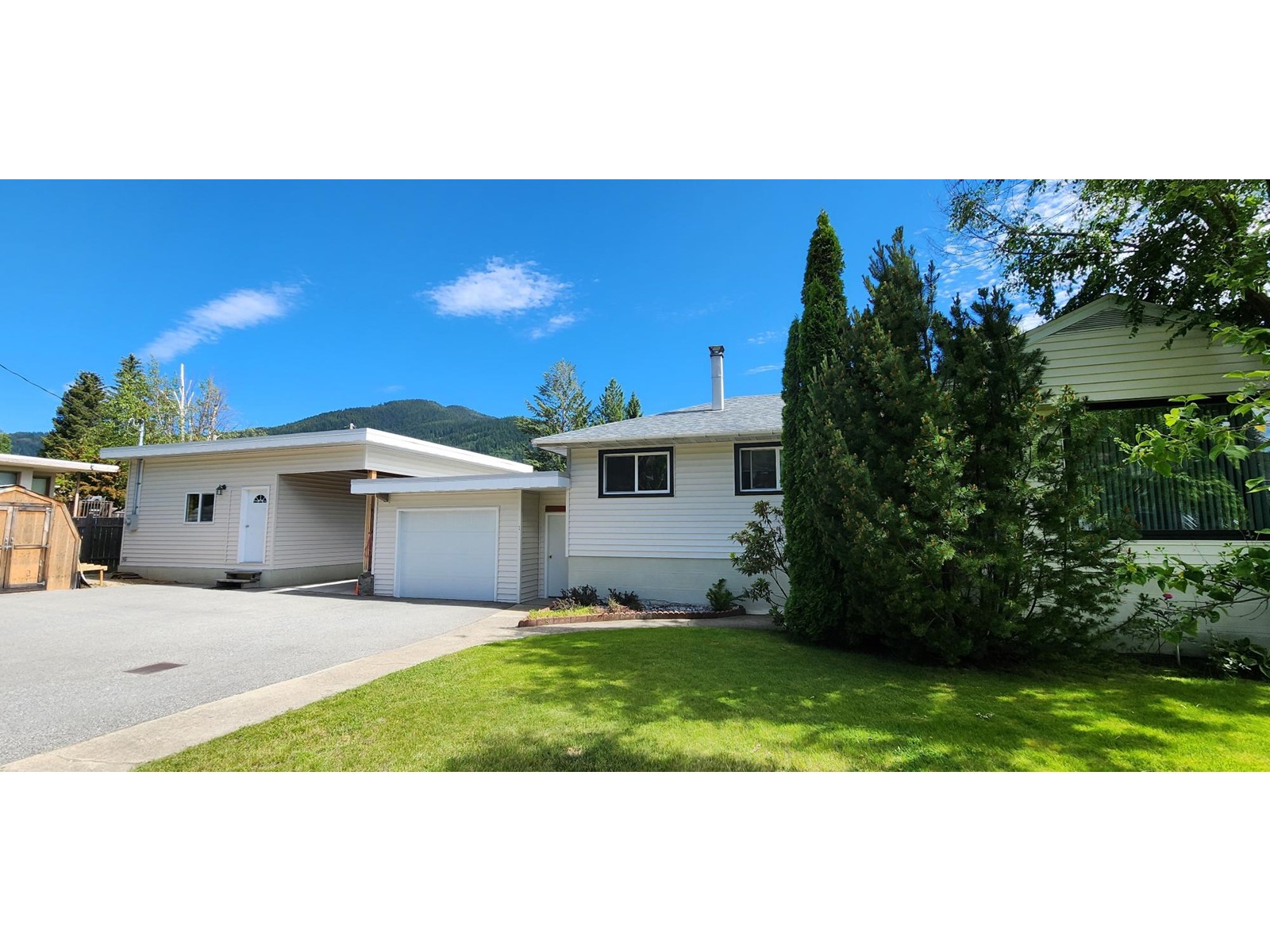 215 9TH AVENUE, montrose, British Columbia