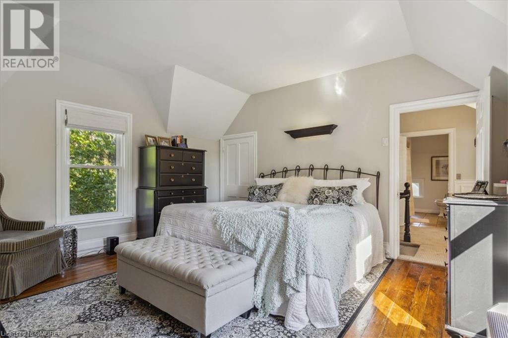 Image of property at 585 DUNDAS Street E