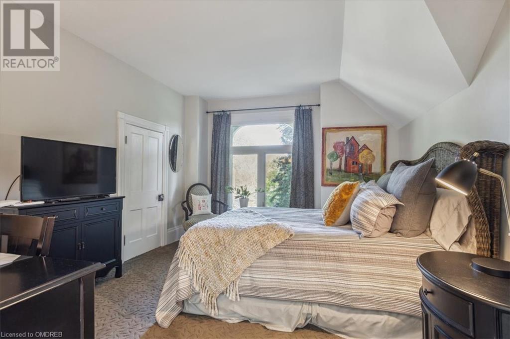 Image of property at 585 DUNDAS Street E