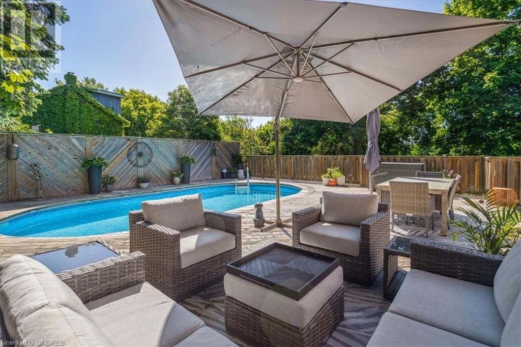 Image of property at 585 DUNDAS Street E