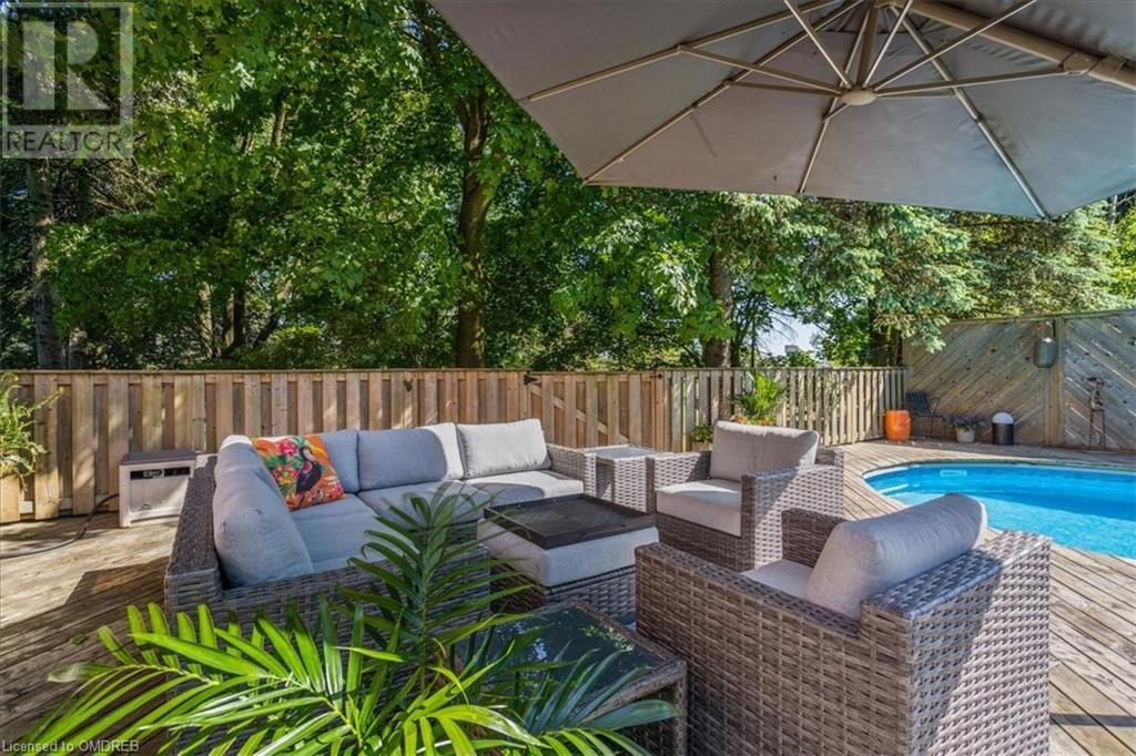 Image of property at 585 DUNDAS Street E