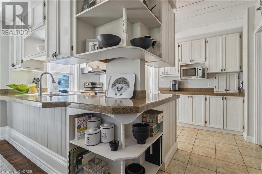 Image of property at 585 DUNDAS Street E