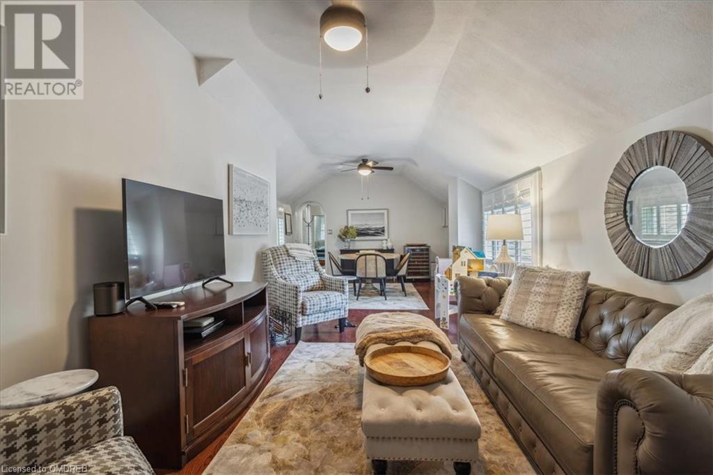 Image of property at 585 DUNDAS Street E