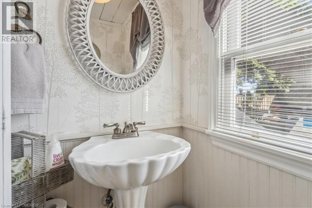 Image of property at 585 DUNDAS Street E