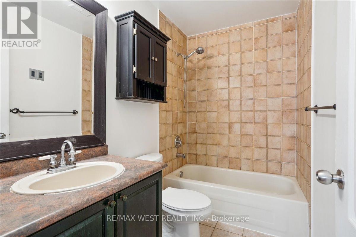 6865 Shade House Court, Mississauga, Ontario  L5W 1C3 - Photo 7 - W8437430