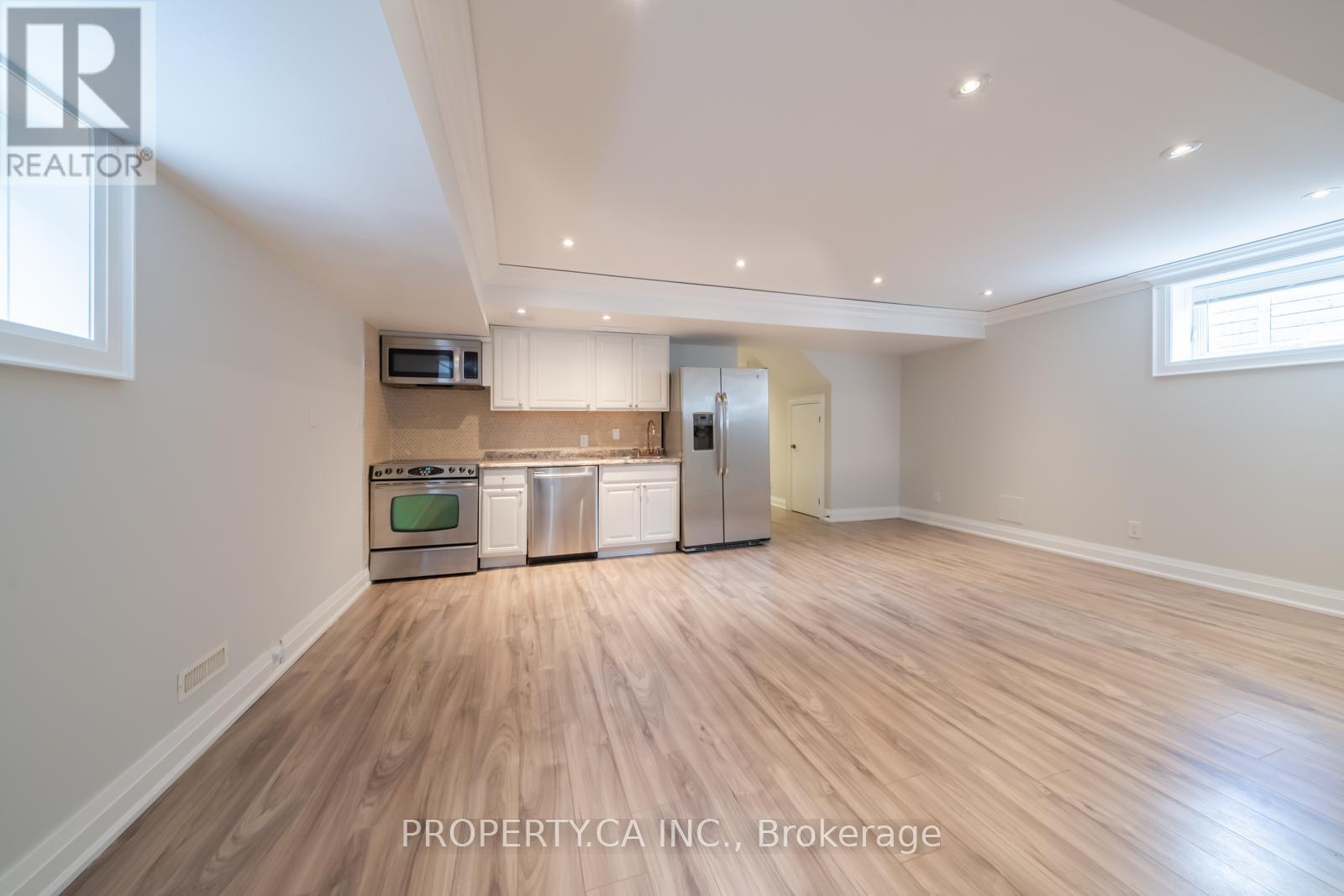 Lower - 2 Alyward Street, Toronto (Beechborough-Greenbrook), Ontario  M6M 3L2 - Photo 5 - W8437604