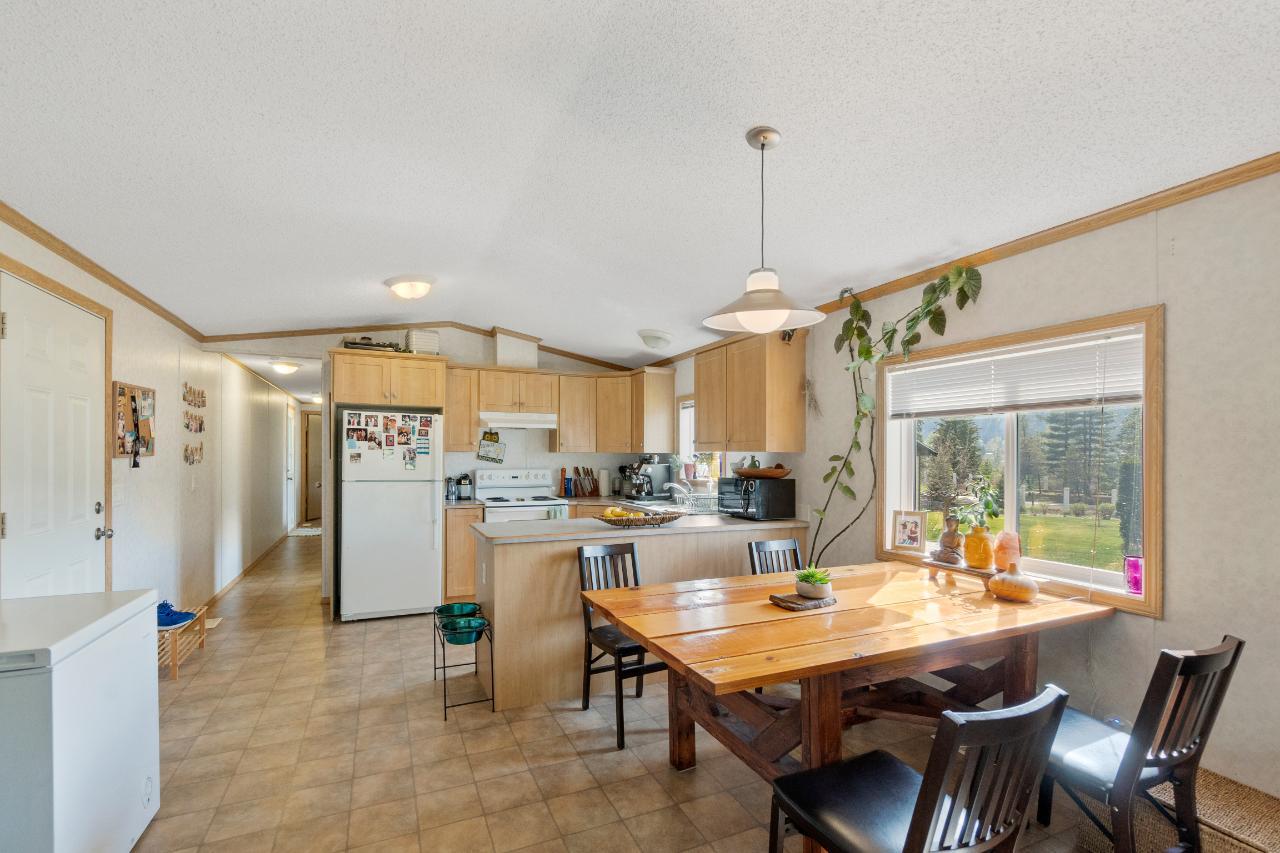 976 Waterloo Road, Castlegar, British Columbia  V1N 4M3 - Photo 11 - 2477687