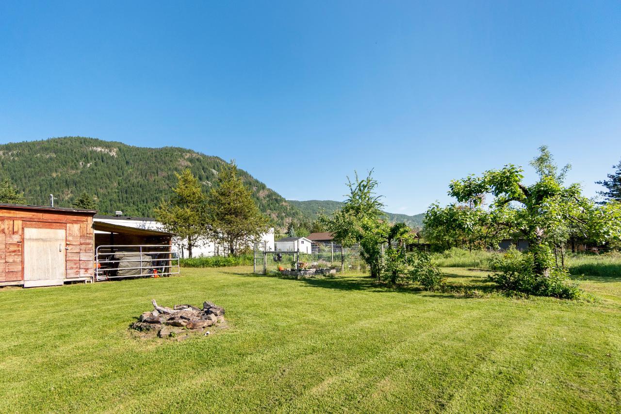 976 Waterloo Road, Castlegar, British Columbia  V1N 4M3 - Photo 27 - 2477687