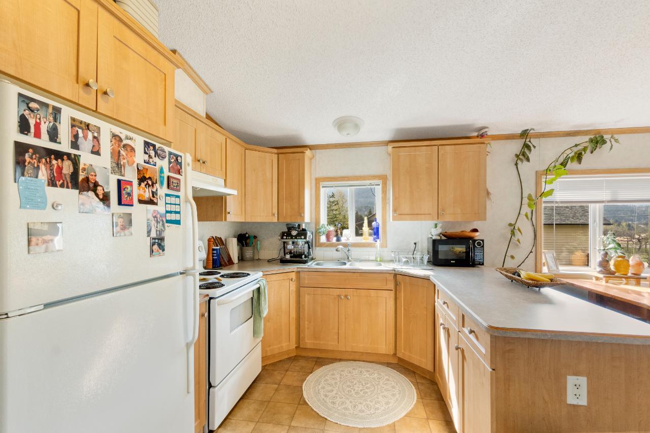 976 Waterloo Road, Castlegar, British Columbia  V1N 4M3 - Photo 7 - 2477687