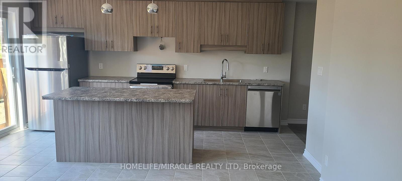 17 Renfrew Trail, Welland, Ontario  L3C 0K2 - Photo 2 - X8440024