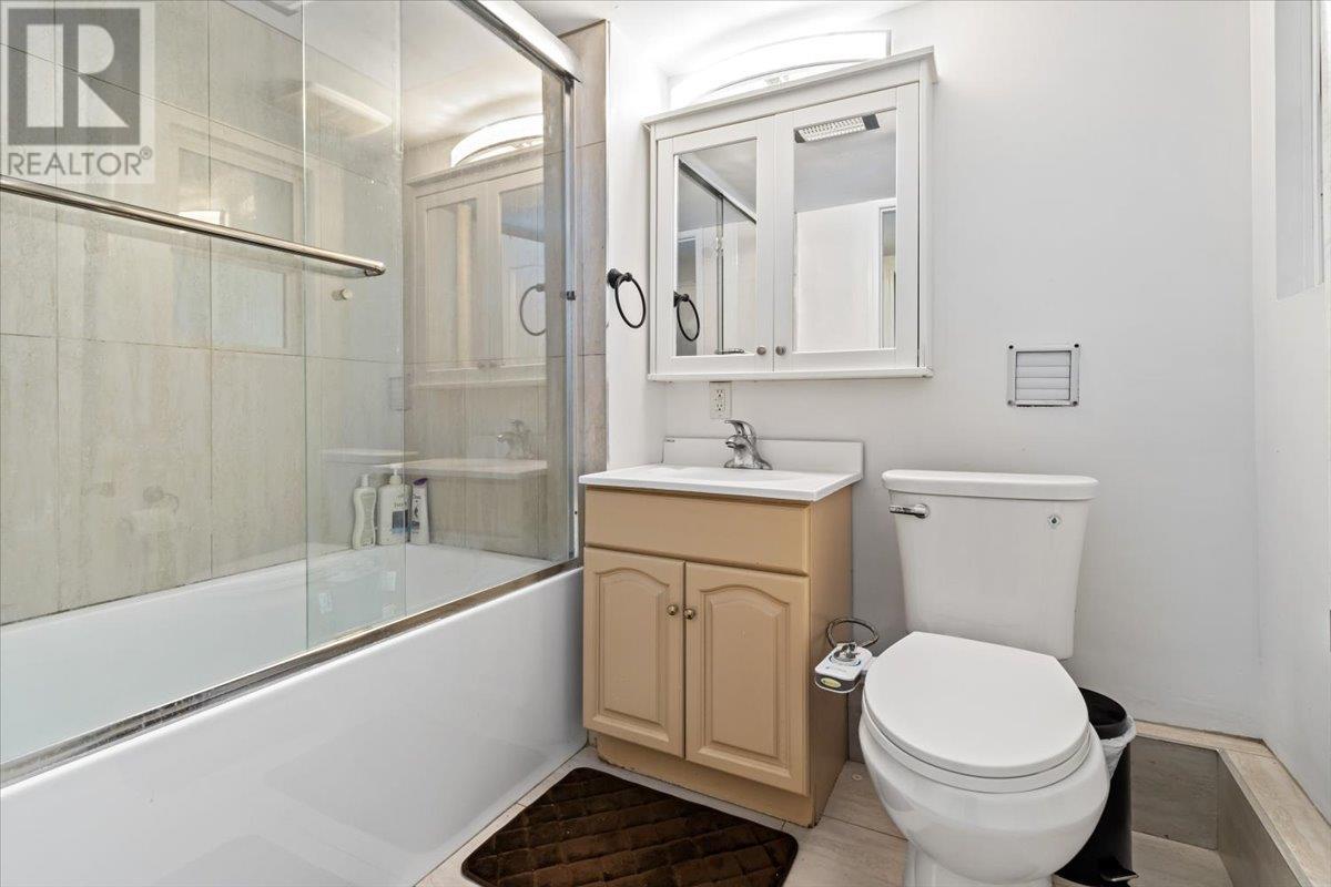 Listing Picture 18 of 40 : 7575 10TH AVENUE, Burnaby / 本拿比 - 魯藝地產 Yvonne Lu Group - MLS Medallion Club Member